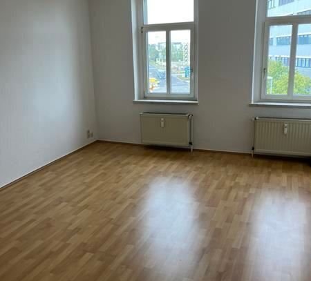 Große DG 2-Zimmer mit Laminat und Tageslichtbad