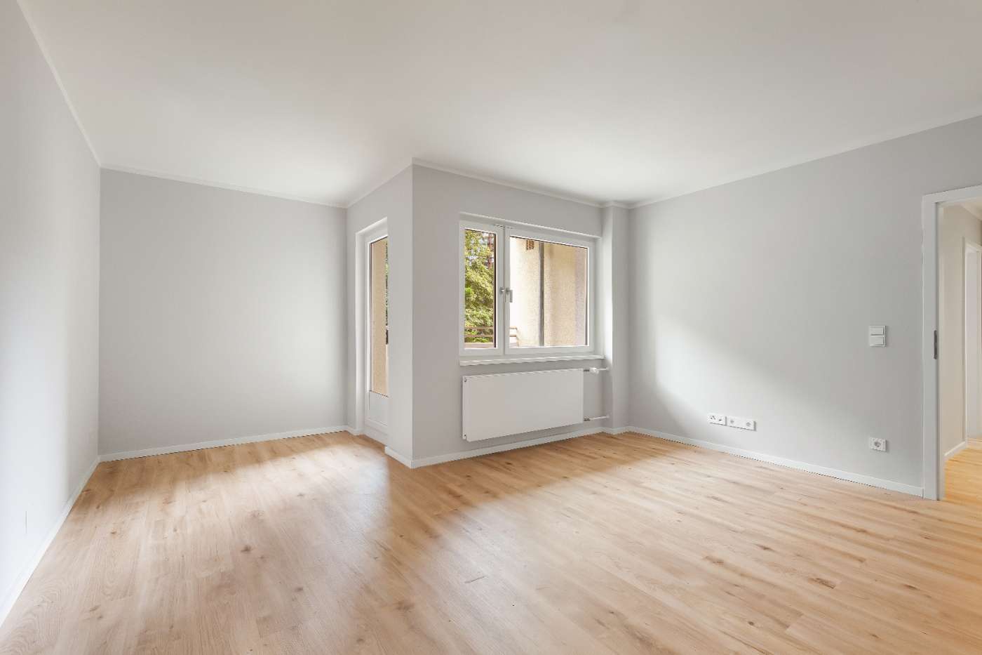 Erstbezug nach Sanierung! Gut geschnittene 2-Zimmer-Wohnung mit Einbauküche! - Photo 1