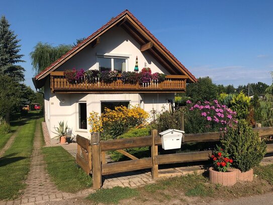 modernes Ein- oder auch Zweifamilienhaus mit ca. 209 qm Wohnfläche sowie 2 massiven Nebengebäuden und großem Garten in…