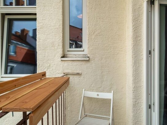 Schönes Zimmer mit Balkon in einem Coliving-Apartment in München