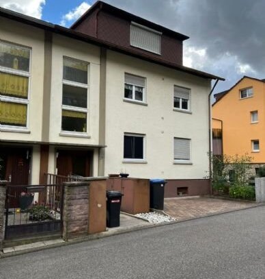 2-3 Familienwohnhaus in ruhiger Wohnlage mit 2 Garagen u. 3 Stellpl., Balkon, Terrasse u. Garten.