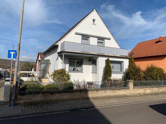 Freistehendes Einfamilienhaus mit Großraumgarage