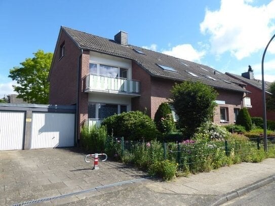 Wohntraum mit großer Küche ! Perfekte 3 Zi. DG-Wohnung mit schönem Südbalkon im wärmegedämmten Haus in Norderstedt Gars…