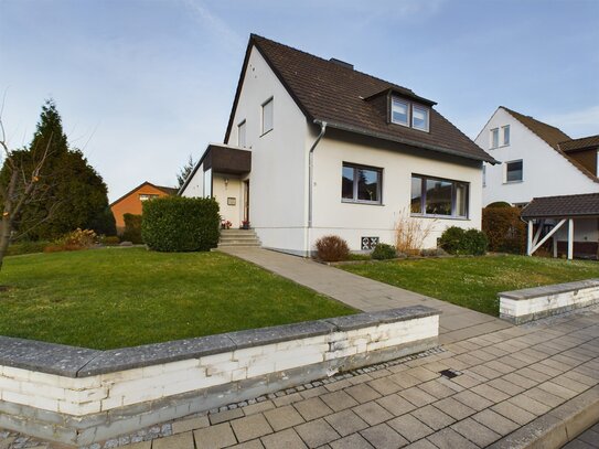 Freistehendes Einfamilienhaus, auf großem Eckgrundstück in gepflegtem Umfeld von Niederau.