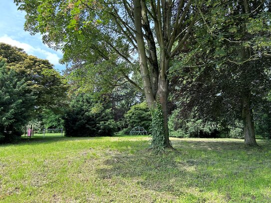 Exklusives großes Baugrundstück mit altem Baumbestand