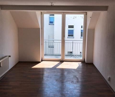 Kompakte Hinterhaus DG 2-Zimmer mit Laminat, Balkon und Wanne in zentraler Lage!