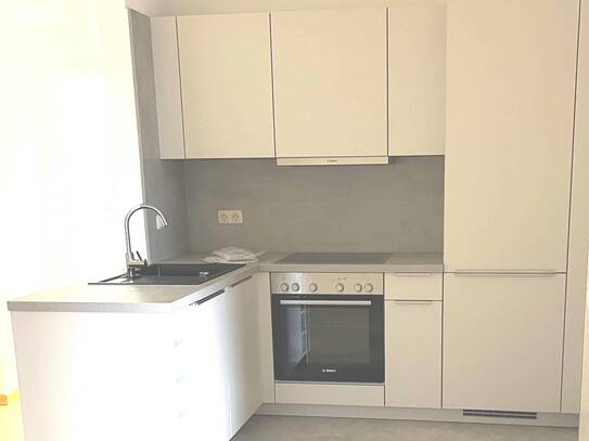 Einbauküche mit 2 Zimmer-Wohn(t)raum sucht Mieter - 3. OG mit Aufzug, Loggia und kleinem Balkon, sowie Kfz.-Stellplatz