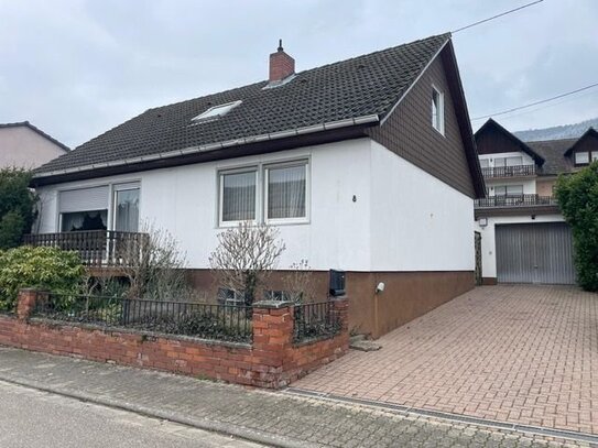 Freistehendes Einfamilienhaus mit Garage