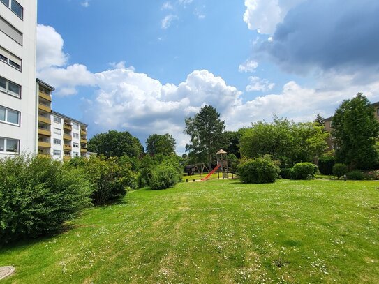 großzügige 3,5 Zimmer Wohnung mit Balkon in idealer Lage