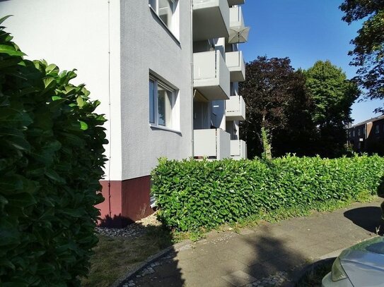 ° ° ° Renovierte und gut vermietete 3-Zim.-Wohnung mit Balkon und Stellplätzen vom Haus in Baesweiler ° ° °