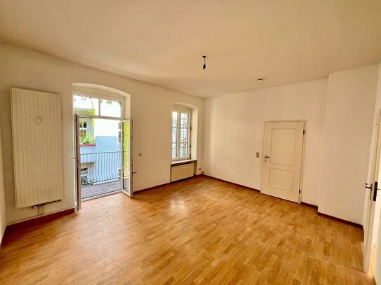 ruhige, kleine 4- RWE mit Balkon und Bad mit Fenster & Wanne !