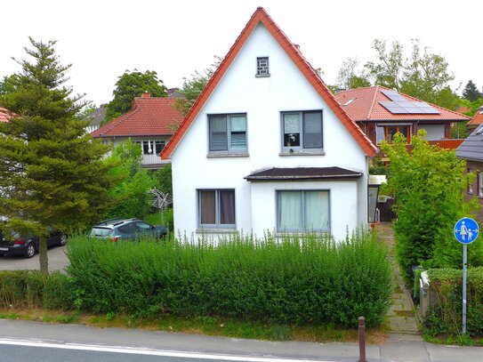 RESERVIERT: Ob als Investment oder zur Selbstnutzung: Zweifamilienhaus in zentraler Lage - Mietfrei ab 01.04.2025