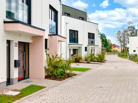 Lichtdurchflutete Doppelhaushälfte mit Terrasse, Garten und Dachterrasse