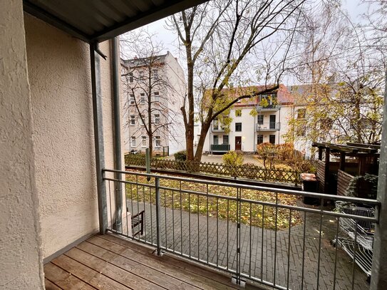 Charmante, helle Drei-Zimmer-Wohnung mit großzügiger Wohnküche und wunderschönen Balkon in Gohlis