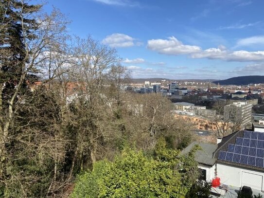 Wohnen über den Dächern von Saarbrücken. Stilvolle 1,5 Zimmer-Wohnung mit Balkon, kürzlich renoviert, inkl. neuwertiger…