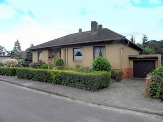 Einfamilienhaus mit Vollkeller, Wintergarten und massiver Garage