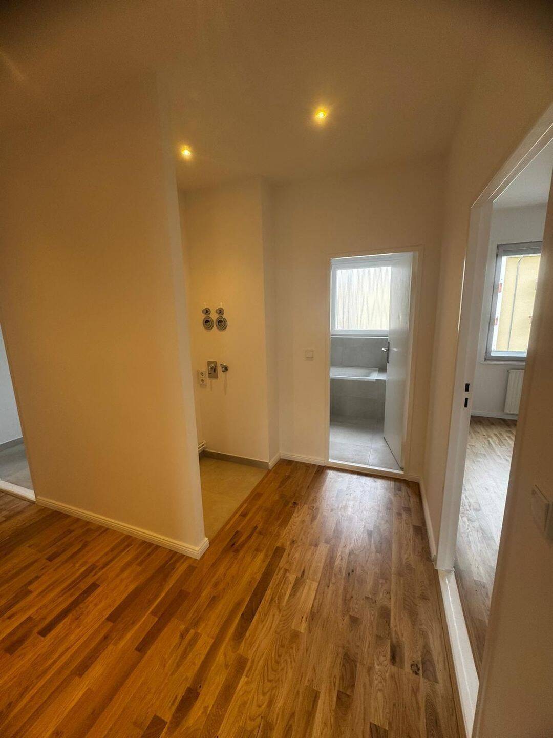 +SOFORT VERFÜGBAR+ 2-Raum Wohnung mit Balkon und Wannebad - Foto 1
