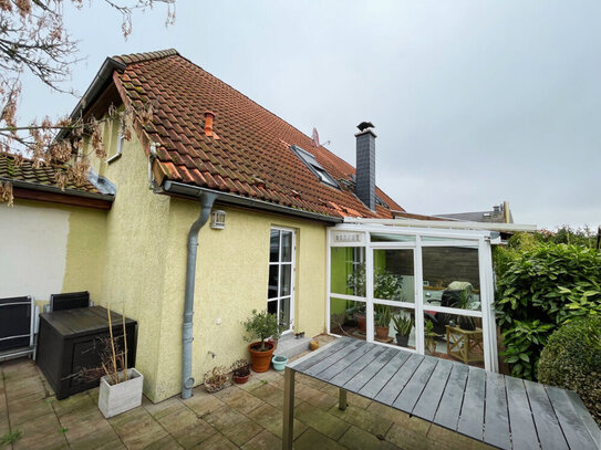 Romantische Doppelhaushälfte mit Wintergarten, Kaminofen u. Doppelcarport mit Schuppen