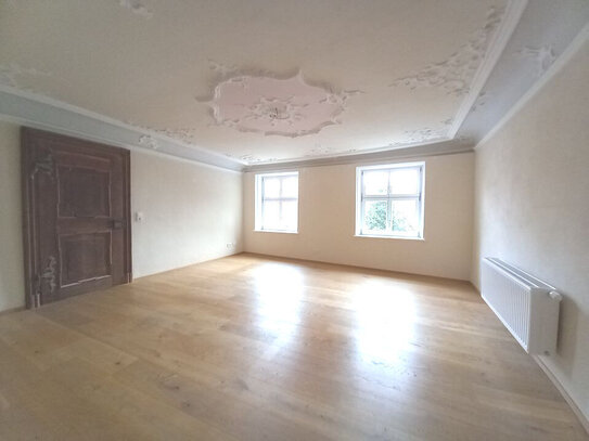 Besondere 2 Zimmer Wohnung mit Balkon und Einbauküche mit Blick auf den Marktplatz