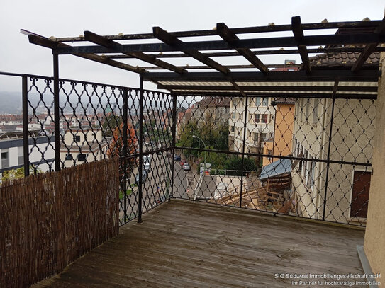 Hübsche 3 Zimmer Altbauwohnung im 1 OG mit Terrasse und mehr..... . in Zentraler Lage.