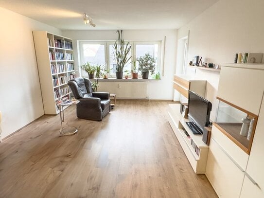 Helle 2-Zimmer-Wohnung mit Balkon, Garage und Keller in guter Lage von Dörfles-Esbach