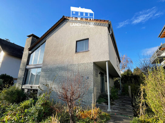 Modernisiertes Einfamilienhaus mit offener Galerie . Terrasse . Garten . Garage . Laubenheim