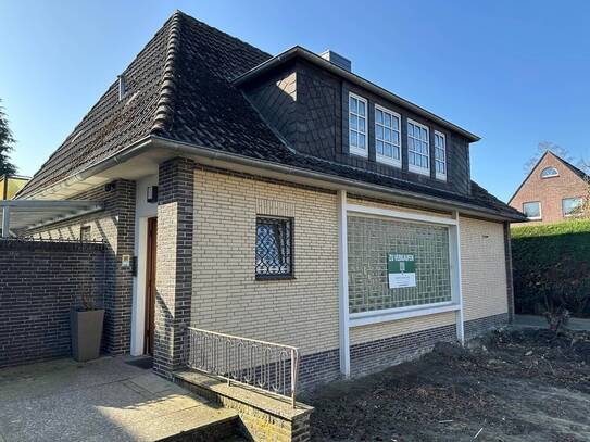Zeitloses Einfamilienhaus im Villenviertel - mit Balkon, überdachter Terrasse und Garage