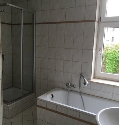 3 Raum Wohnung ab 01.25 in Wilkau-Haßlau zu vermieten, Tageslichtbad mit Dusche u. Wanne