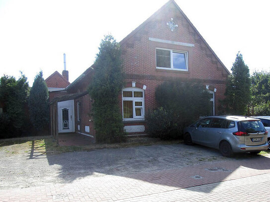 Mehrfamilienhaus und Bungalow mit großem Gartengrundstück und 7 Stellplätzen