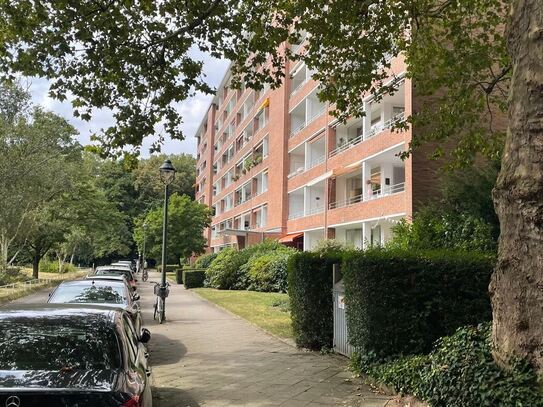 Immobilien-richter: Sanierungsbedürftiges Apartment mit Weitblick in Düsseldorf-Golzheim