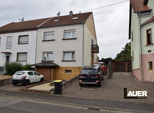 Zweifamilienhaus mit großem Garten in Lauterbach