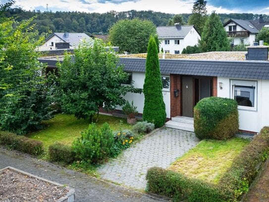 Einzigartiges Einfamilienhaus im Bungalow-Stil mit großem Garten und Doppelgarage