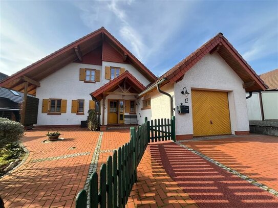 Behagliches Wohnhaus im Landhaus-Stil mit Ausbau-Reserve - toller Wintergarten, Fußbodenheizung und Kachelofen!