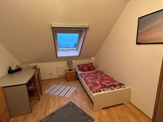 Gästezimmer mit Wlan, Balkon, Teilung von Bad/Wc und Küche, gemeinsamer Balkon, TV, Waschmaschine und eigener Parkplatz