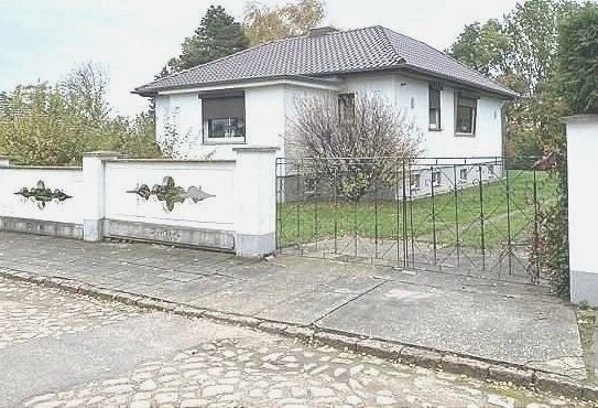 Gepflegter Winkelbungalow mit großem Garten in Schafstädt