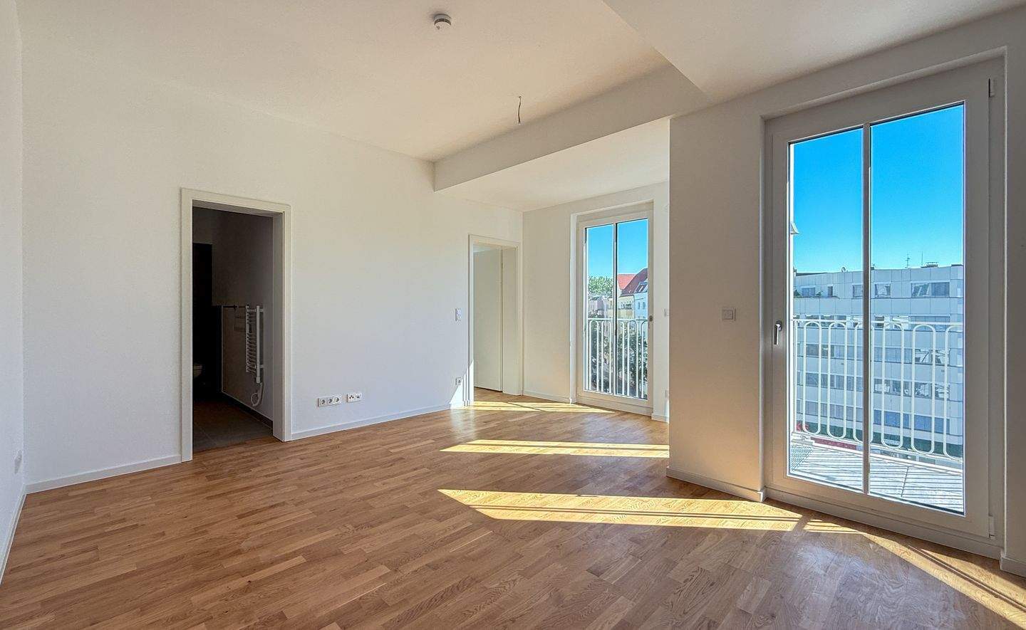 Schlau und effizient geschnittene Wohnung - Bodentiefe Fenster, viel Licht und mitten in der Stadt - Foto 1