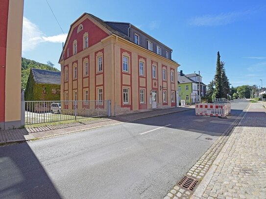 4 Zimmer Erdgeschosswohnung mit separaten Hauseingang/ großes Tageslichtbad mit Badewanne und Dusche,