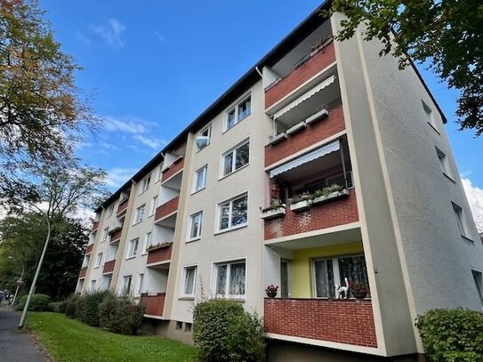 LEERE ZWEI ZIMMER WOHNUNG MIT BALKON