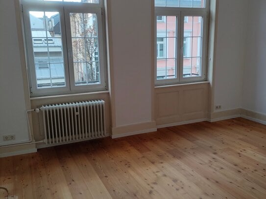 Repräsentative 3-Zimmerwohnung in Stilaltbau mit Balkon