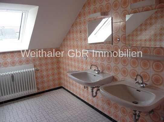 Bitte nur Mail-Anfragen - RETRO trifft auf RUHE helle DG-Wohnung ohne Balkon für 1-2 Personen