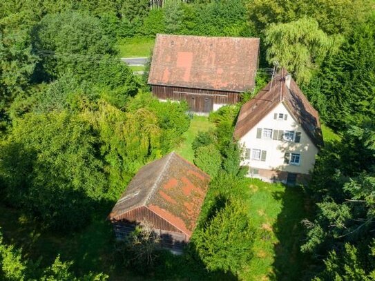 Große Landflächen mit charmantem Gebäudebestand