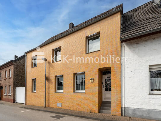 Saniertes Raumwunder mit großer Doppelgarage- Ihr Traumhaus in Bedburg Pütz!