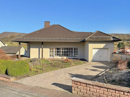 Attraktiver Bungalow mit großem Grundstück und herrlicher Aussicht in Weichersbach