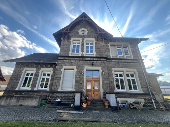 Denkmalgeschützter, vielseitig modernisierter ehemaliger Bahnhof von Rheinbrohl