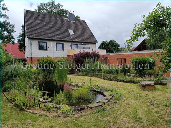 *** Familienhaus mit Souterrainwohnung mit großen Garten und 3 Garagen