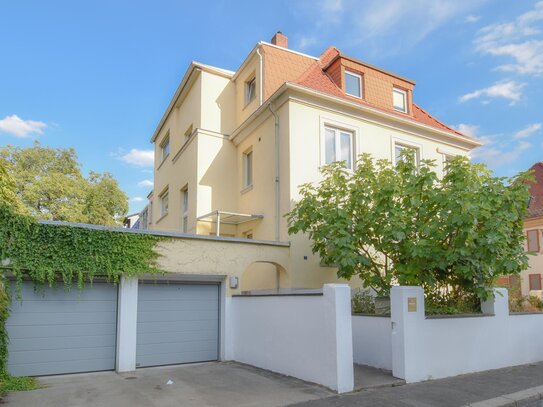 Moderner Altbaucharme - gepflegte 3-Zimmer-Dachgeschosswohnung mit Einbauküche & Tageslichtbad