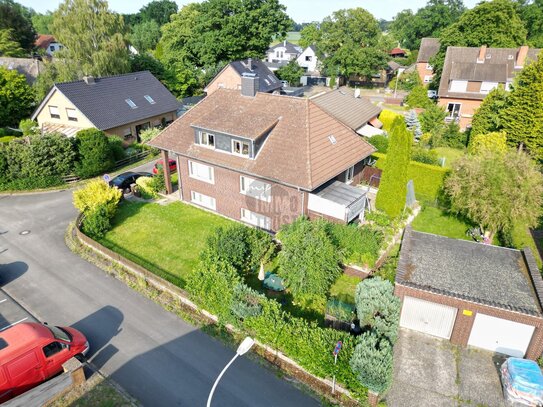 Zweifamilienhaus in Langenhagen mit ausgebautem Keller, großem Garten und 2 Garagen!