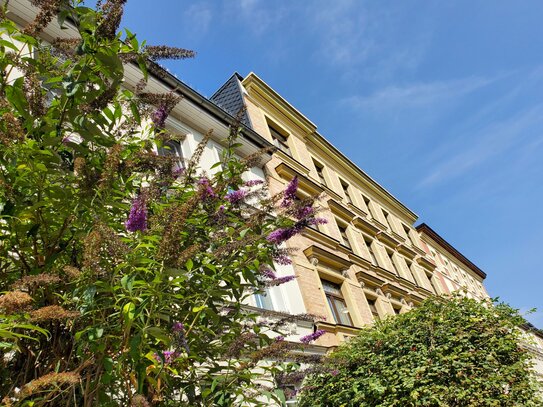 Dachgeschoss-Wohnung im Giebichenstein: Wohnküche, großes Bad & Stellplatz