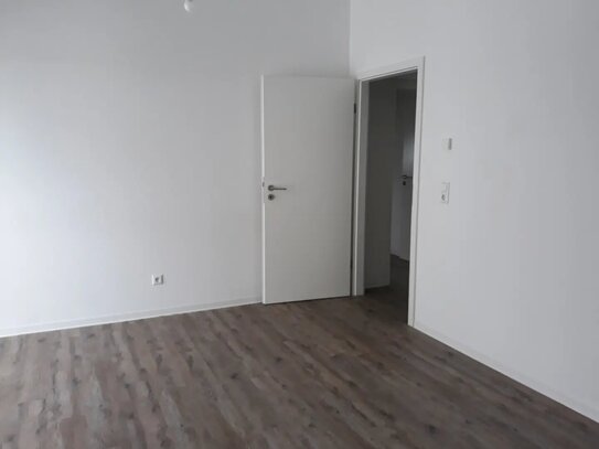 Neuwertige 6-Zimmer-Maisonette-Wohnung mit Balkon und Garage sowie Stellplatz in Gondelsheim