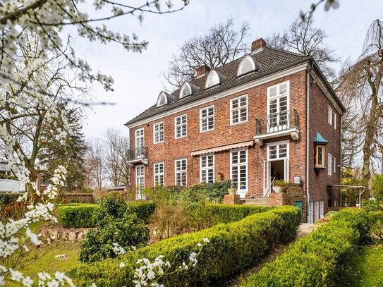 Klassische Rotklinkervilla auf traumhaftem Grundstück mit Wasserzugang in Hamburg-Alsterdorf